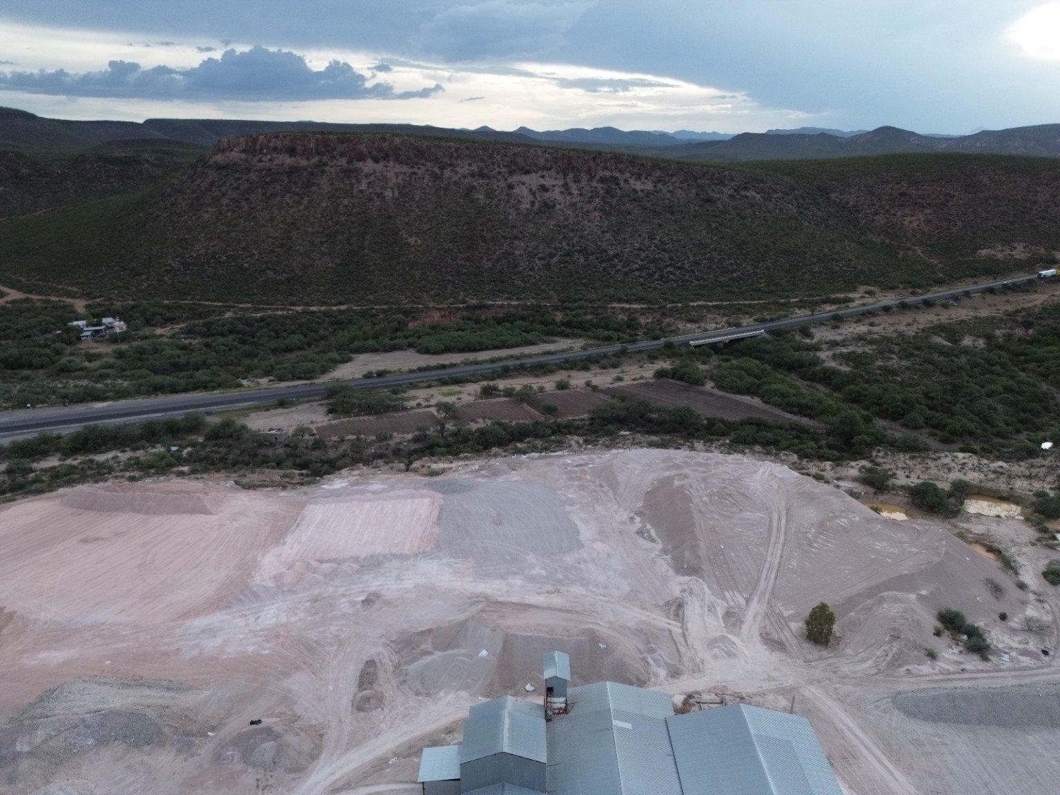 Vista aérea de la planta y zona de extracción de Arcillas Selectas del Norte