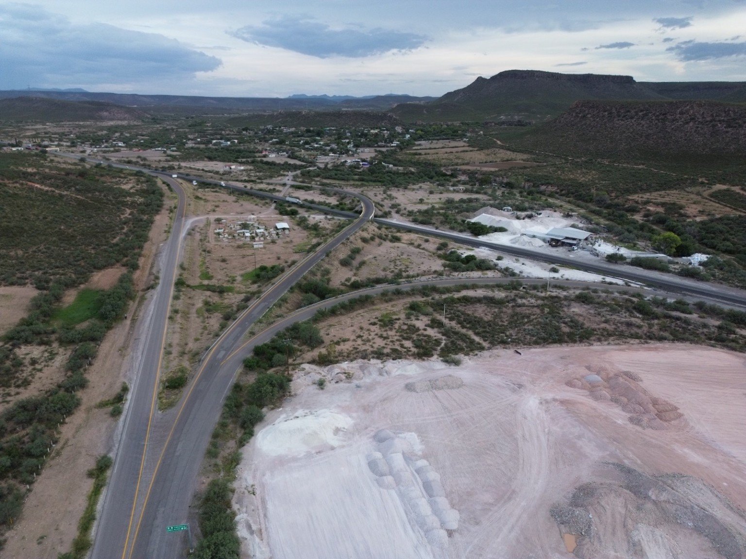 Vista aérea de la planta ARSEL y su conexión carretera en Cuencamé
